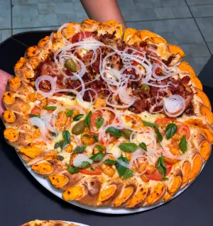 Pizza meia camarão imperial e meia bacon, com borda recheada de cheddar
